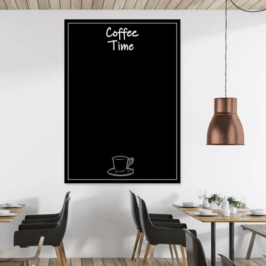Tablica kredowa z nadrukiem Coffee Time oraz grafiką filiżanki we wnętrzu restauracji