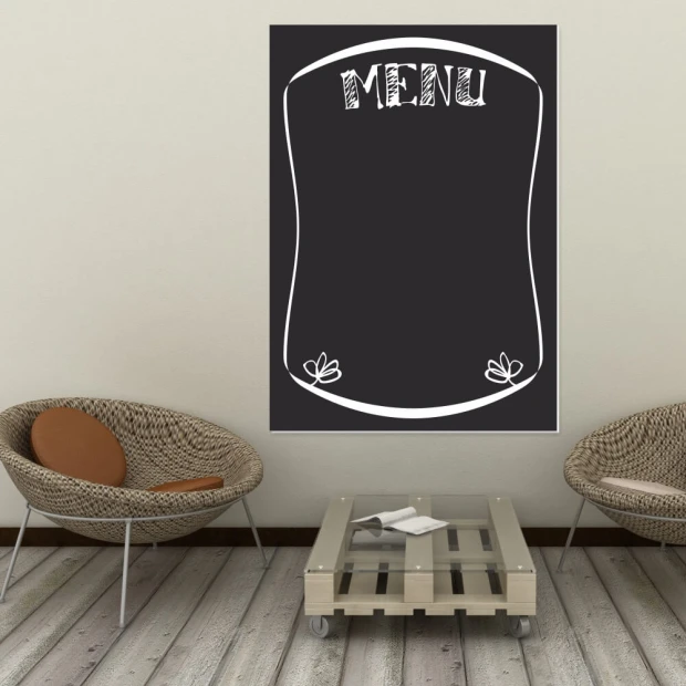 Tablica kredowa z nadrukiem menu w ozdobnej ramce we wnętrzu