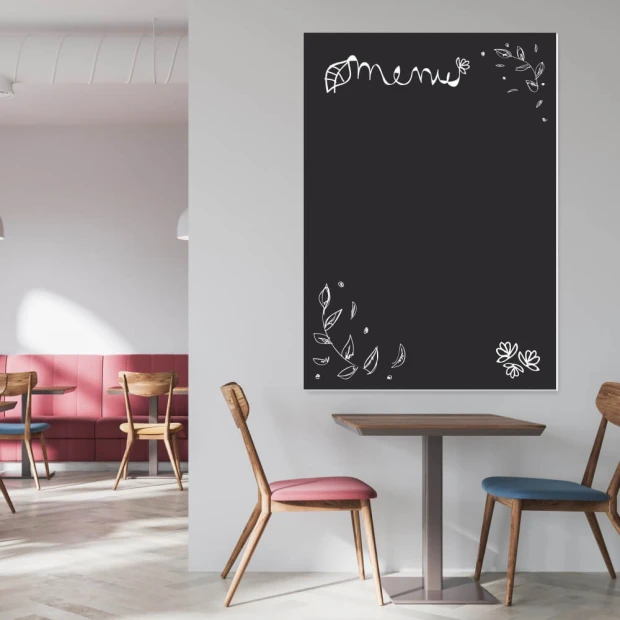 Tablica kredowa z nadrukiem menu 005 - Aranżacja w kawiarni. Ściany w jasnych kolorach, drewniane meble