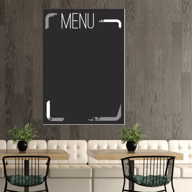 Tablica kredowa z nadrukiem menu 011 - Aranżacja w kawiarni. Ściany w odcieniu ciemnego drewna, jasne meble