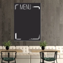 Tablica kredowa z nadrukiem menu 011 - Aranżacja w kawiarni. Ściany w odcieniu ciemnego drewna, jasne meble