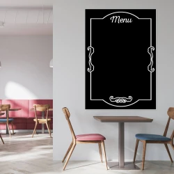 Tablica kredowa z nadrukiem menu 013 - Aranżacja w kawiarni. Ściany w jasnych kolorach, meble w odcieniach drewna
