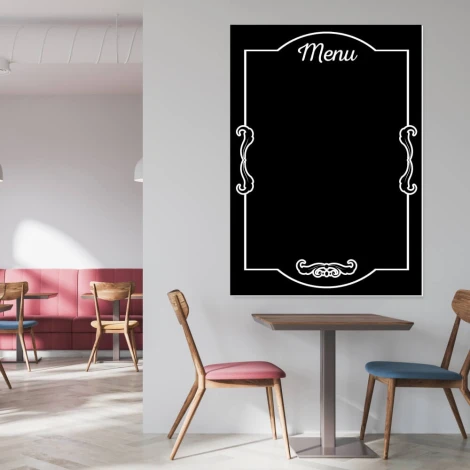 Tablica kredowa z nadrukiem menu 013 - Aranżacja w kawiarni. Ściany w jasnych kolorach, meble w odcieniach drewna