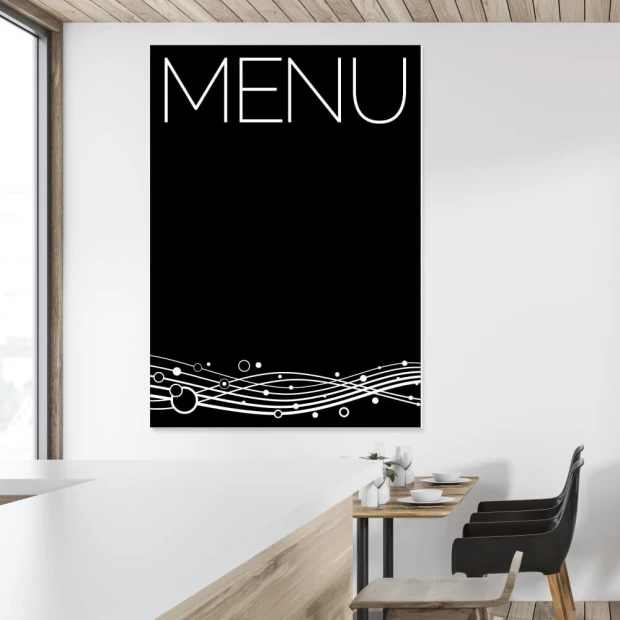 Czarna tablica kredowa z białym nadrukiem napisu MENU oraz dekoracyjną grafiką fal i kropek na dole, we wnętrzu