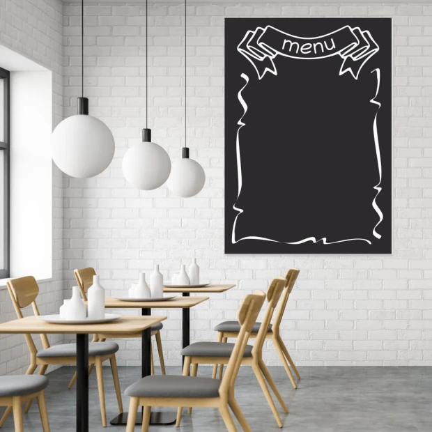 Tablica kredowa z nadrukiem menu 016 - Aranżacja w kawiarni. Ściany białe, drewniane meble w jasnym kolorze