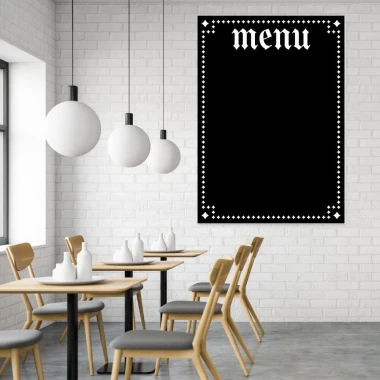 Tablica kredowa z nadrukiem menu 019 - Aranżacja w kawiarni. Ściany białe, drewniane meble w jasnych odcieniach