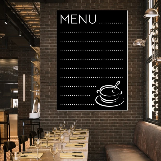 Tablica kredowa z nadrukiem menu 021 - Aranżacja w restauracji. Ciemne cegły na ścianach, drewniane stoły i krzesła