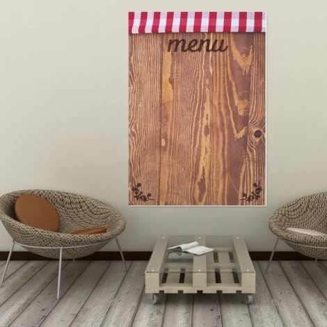 Tablica kredowa z nadrukiem menu 028 - Aranżacja w kawiarni. Ściany w jasnym kolorze, podłoga drewniana, meble w stylu