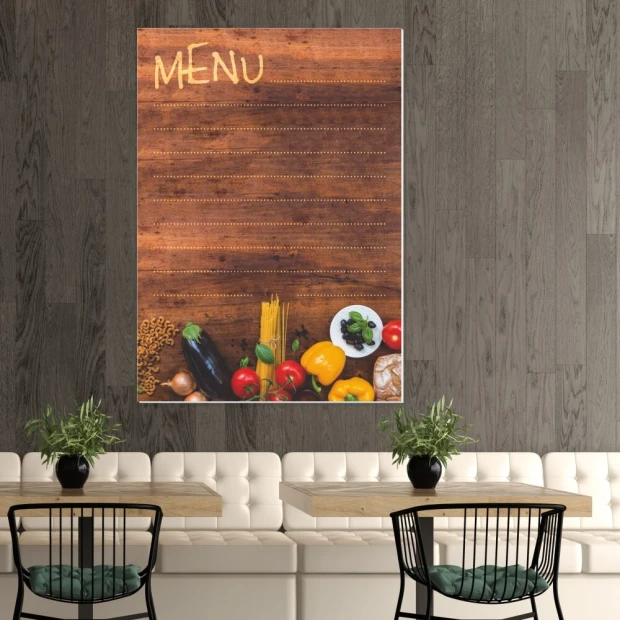 Tablica kredowa z nadrukiem imitującym drewno, napisem MENU, liniami pomocniczymi i grafiką warzyw we wnętrzu