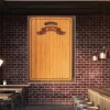 Tablica kredowa z nadrukiem menu 033 - Aranżacja w restauracji. Ciemne cegły i drewniane meble tworzą industrialny klimat