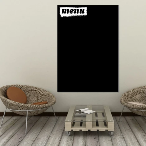 Tablica kredowa z nadrukiem menu 070 - Aranżacja w kawiarni. Ściany w jasnym kolorze, podłoga drewniana, meble w naturalnych