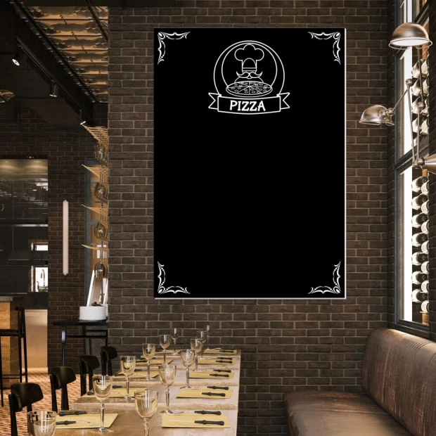 Tablica kredowa z nadrukiem logo pizzy i ozdobnymi narożnikami we wnętrzu restauracji