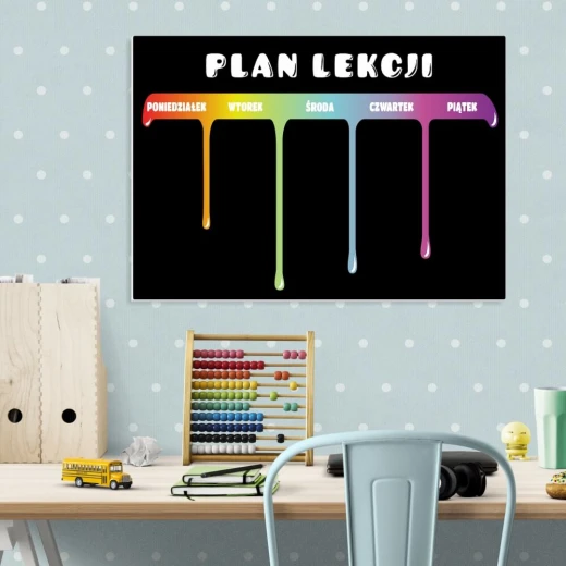 Tablica kredowa z nadrukiem planu lekcji we wnętrzu z kolorową grafiką spływającej farby