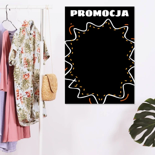 Tablica kredowa z nadrukiem promocja 077 - Aranżacja w nowoczesnym wnętrzu. Ściany w jasnych kolorach, ubrania w pastelowych