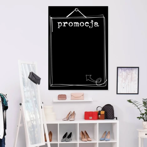 Tablica kredowa z nadrukiem promocja 080 - Aranżacja w sklepie. Ściany w jasnych kolorach, meble w minimalistycznym stylu