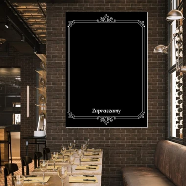 Tablica kredowa zapraszamy 044 - Aranżacja w restauracji. Ciemne cegły i drewniane meble w neutralnych kolorach