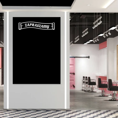 Tablica kredowa zapraszamy 059 - Aranżacja w salonie fryzjerskim. Ściany w jasnych kolorach, podłoga w szachownicę
