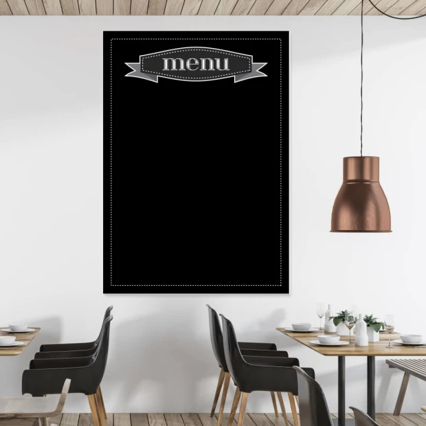Tablica menu kredowa 042 - Aranżacja w restauracji. Ściany w jasnych kolorach, drewniane meble i metalowe lampy