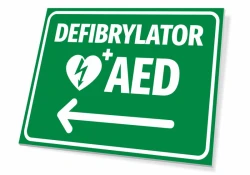 Tabliczka Defibrylator AED T561 - Wzór graficzny. Zielone tło z białym napisem i symbolem serca oraz strzałką w lewo