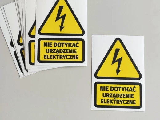 Zestaw kilku sztuk żółtych naklejek BHP z błyskawicą i napisem Nie dotykać urządzenie elektryczne