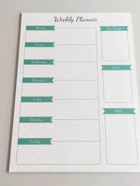 Tablica suchościeralna Weekly planner 407 - Wzór graficzny. Biała powierzchnia z zielonymi wstążkami i polkami na dni