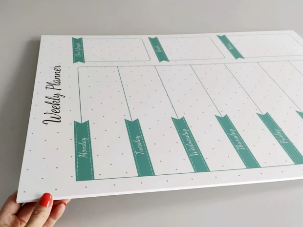 Tablica suchościeralna Weekly planner 407 - Wzór graficzny. Prosta siatka z dniami tygodnia i zielonymi zakładkami