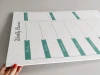 Tablica suchościeralna Weekly planner 407 - Wzór graficzny. Prosta siatka z dniami tygodnia i zielonymi zakładkami