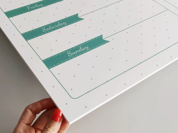 Tablica suchościeralna Weekly planner 407 - Wzór graficzny. Na białym tle znajdują się zielone paski z napisami dni tygodnia