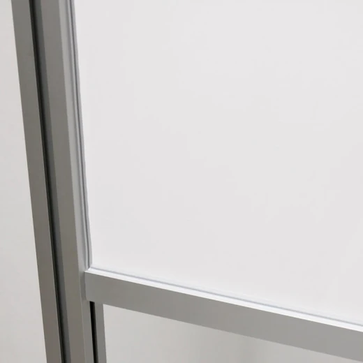 Tablica wolnostojąca w zbliżeniu na suchościeralną powierzchnię i aluminiowy profil ramy parawanu