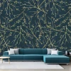 Tapeta do salonu gałęzie 014 - Aranżacja w salonie. Ściany w ciemnym kolorze, niebieska kanapa i jasne poduszki