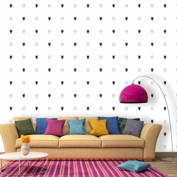 Tapeta na ścianę trójkąty 035 - Aranżacja w salonie. Ściany białe, sofa w kolorze beżowym z poduszkami w różnych kolorach
