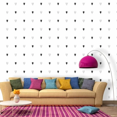 Tapeta na ścianę trójkąty 035 - Aranżacja w salonie. Ściany białe, sofa w kolorze beżowym z poduszkami w różnych kolorach