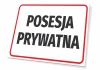 Tabliczka T588 Posesja prywatna - Wzór graficzny. Prosta prostokątna forma z dużymi, czarnymi literami na białym tle
