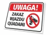 Tabliczka Uwaga Zakaz wjazdu quadami - Wzór graficzny. Prostokątna tabliczka z czerwoną ramką, symbolem przekreślonego quada
