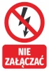 Naklejka Nie załączać - Wzór graficzny. Okrągły symbol z przekreśloną błyskawicą na czerwonym tle. Pod symbolem napis NIE