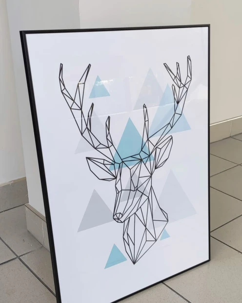 Plakat Jeleń 051 - Wzór graficzny. Przedstawia geometryczną sylwetkę jelenia z niebieskimi trójkątami w tle