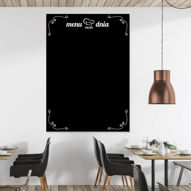 Czarna tablica kredowa z nadrukiem menu dnia i ozdobnymi narożnikami we wnętrzu lokalu gastronomicznego