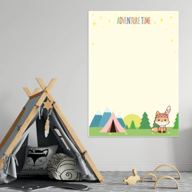 Tablica suchościeralna z nadrukiem biwaku, lisa w pióropuszu i napisem Adventure time we wnętrzu pokoju dziecięcego