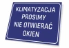 Tabliczka Klimatyzacja prosimy nie otwierać okien - Wzór graficzny. Prostokątna tabliczka z niebieskim tłem i białym tekstem