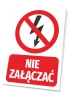 Tabliczka Nie załączać - Wzór graficzny. Czerwony okrąg z przekreśloną błyskawicą i napis NIE ZAŁĄCZAĆ