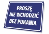 Tabliczka Proszę nie wchodzić bez pukania - Wzór graficzny. Prostokątna tabliczka z niebieskim tłem i białym tekstem