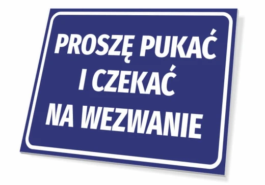 Niebieska tabliczka nakazu z białym napisem Proszę pukać i czekać na wezwanie, pokazana na białym tle
