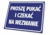 Tabliczka Proszę pukać i czekać na wezwanie - Wzór graficzny. Niebieskie tło z białym tekstem w dużych literach