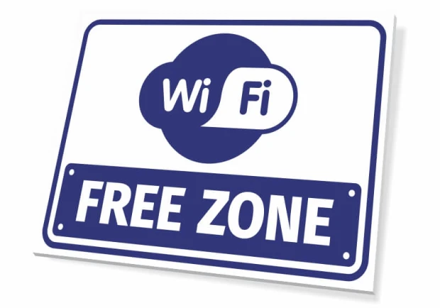 Niebiesko-biała tabliczka informacyjna z piktogramem Wi-Fi oraz czytelnym napisem FREE ZONE na białym tle