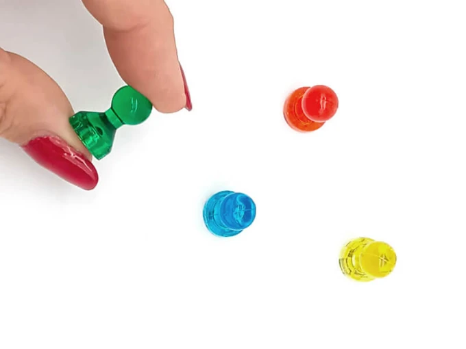 Magnesy neodymowe pinezki 6 sztuk - Wzór graficzny. Przezroczyste magnesy w różnych kolorach na białym tle