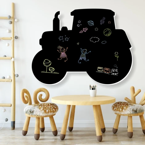 Tablica kredowa dla dzieci traktorek 408 - Aranżacja w pokoju dziecięcym. Ściany w jasnych kolorach, drewniane meble