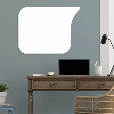 Tablica magnetyczna suchościeralna dymek 157 - Aranżacja w biurze. Ściana w odcieniu szaro-niebieskim, biurko z drewna