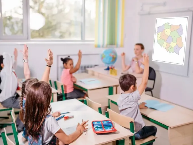 Nakładka magnetyczna suchościeralna konturowa mapa Polski 10 - Aranżacja w klasie szkolnej. Ściany w jasnych kolorach