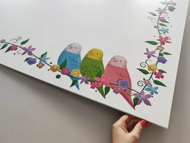 Tablica magnetyczna dla dzieci suchościeralna kolorowe ptaszki 304 - Wzór graficzny. Na białym tle trzy kolorowe ptaszki