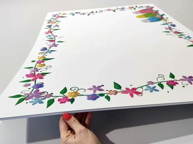Tablica magnetyczna dla dzieci suchościeralna kolorowe ptaszki 304 - Wzór graficzny. Na białym tle znajdują się kolorowe
